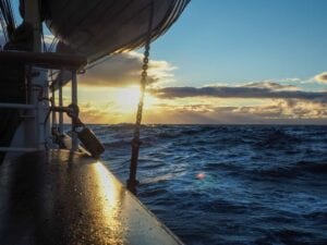 Solnedgang ombord på skibet