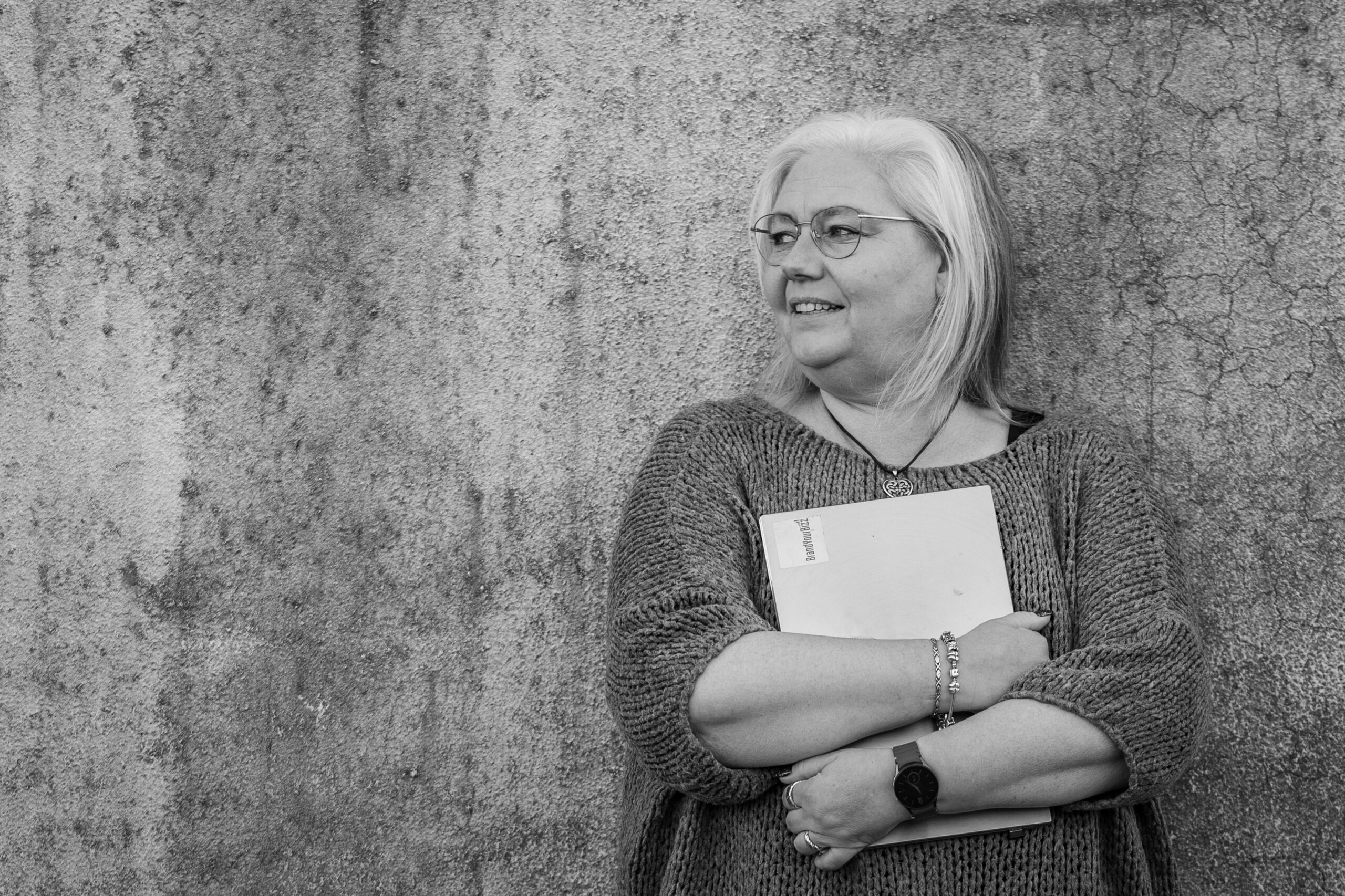 Lotte med ryggen mod muren